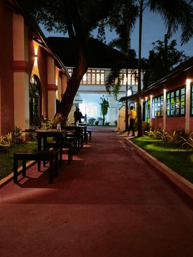เอลฟินสโตน เรสิเดนซี Bed & Breakfast Kochi ภายนอก รูปภาพ