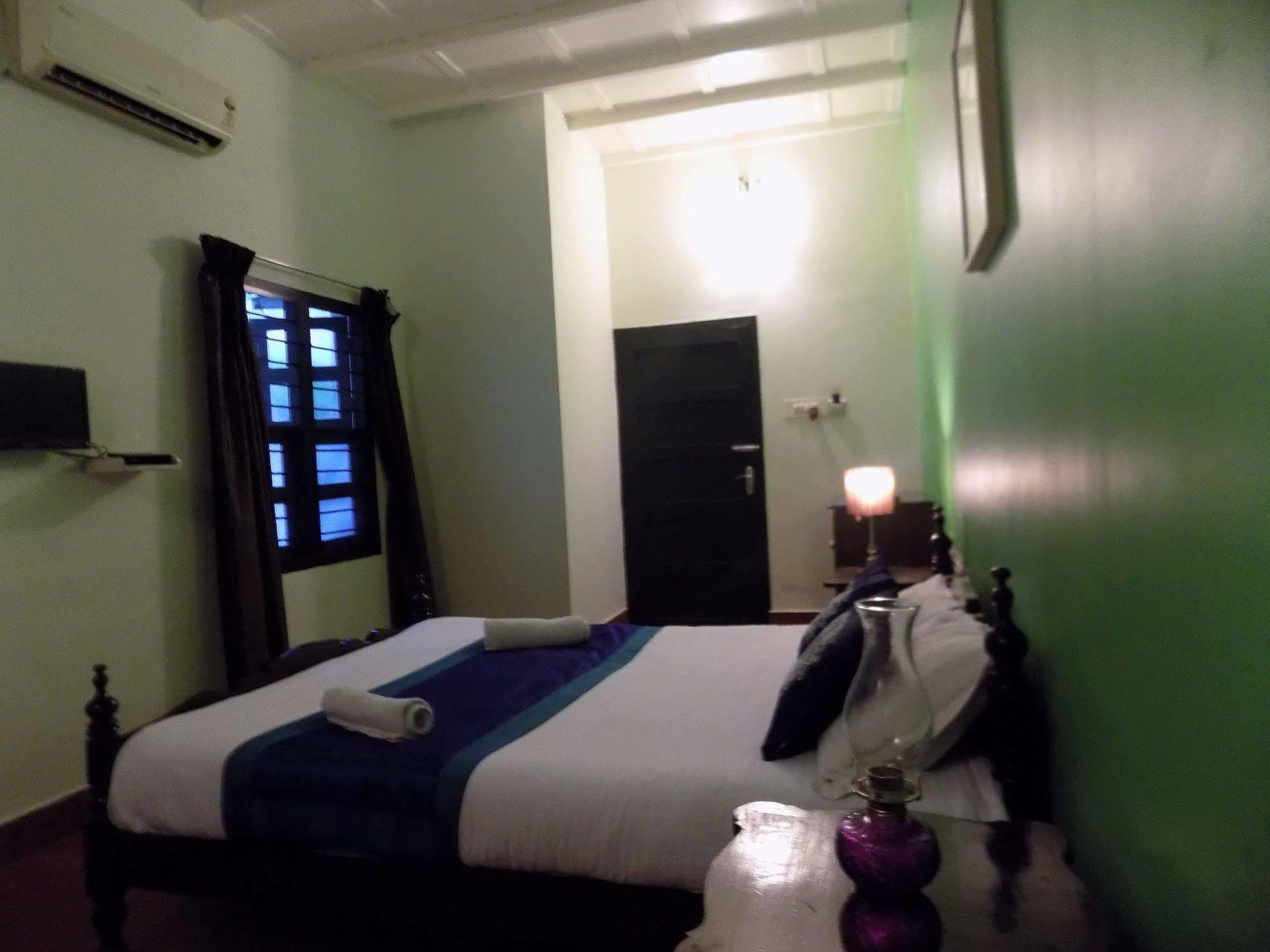 เอลฟินสโตน เรสิเดนซี Bed & Breakfast Kochi ภายนอก รูปภาพ