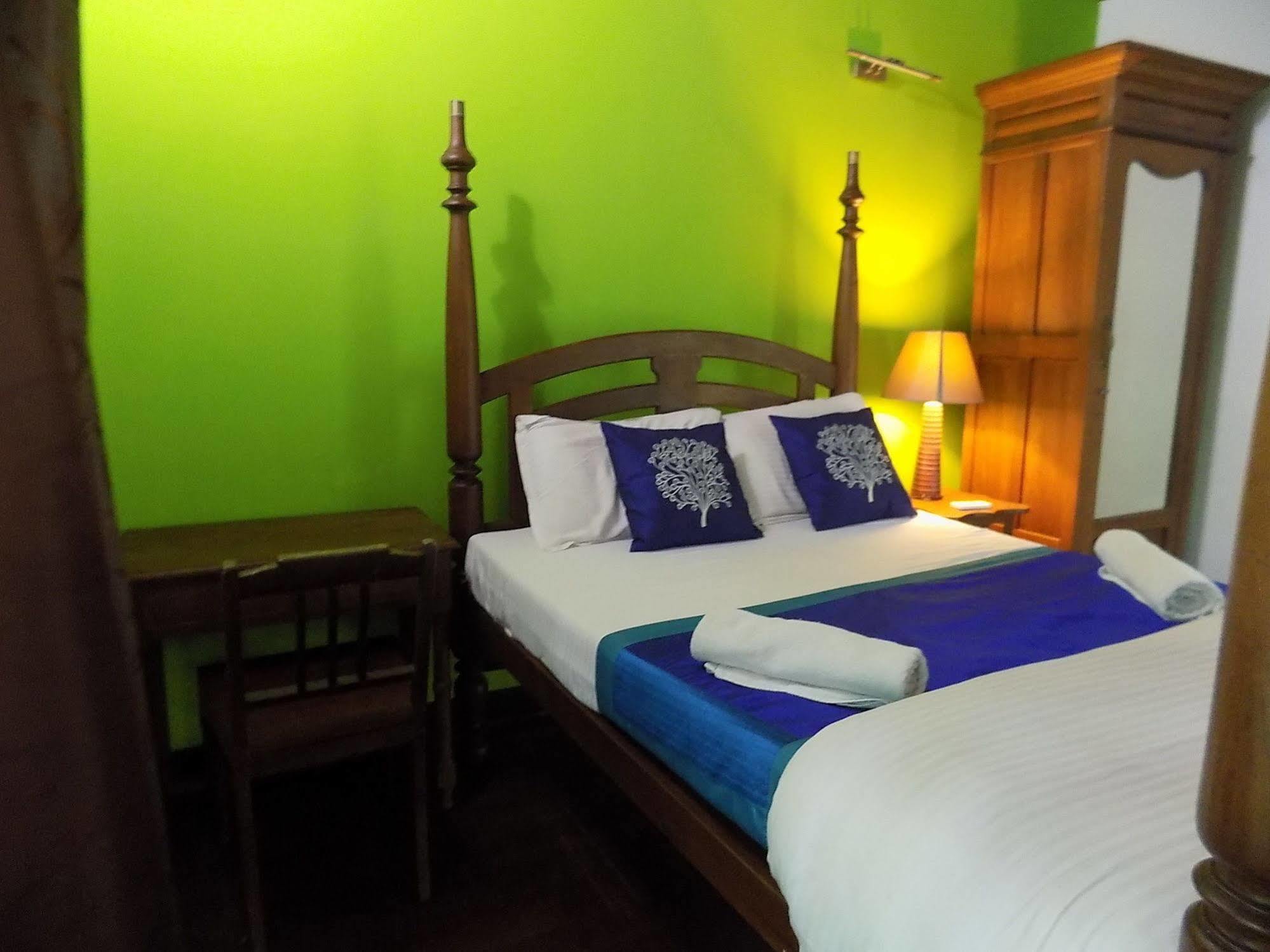 เอลฟินสโตน เรสิเดนซี Bed & Breakfast Kochi ภายนอก รูปภาพ