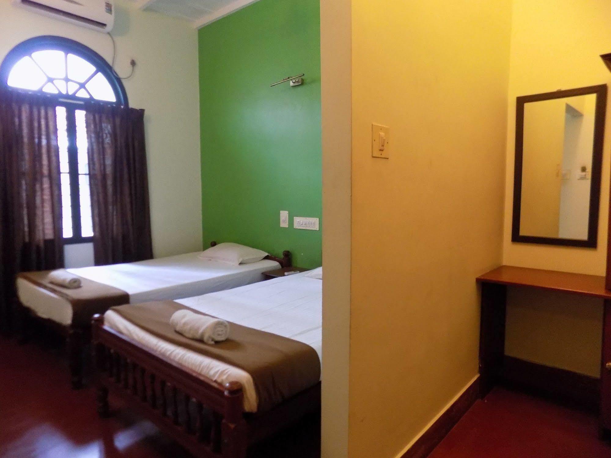 เอลฟินสโตน เรสิเดนซี Bed & Breakfast Kochi ภายนอก รูปภาพ