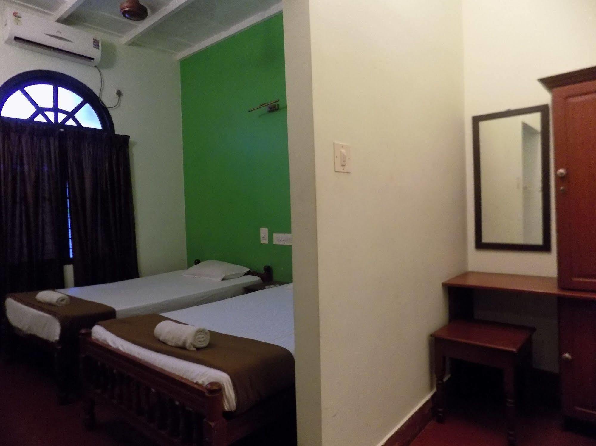 เอลฟินสโตน เรสิเดนซี Bed & Breakfast Kochi ภายนอก รูปภาพ