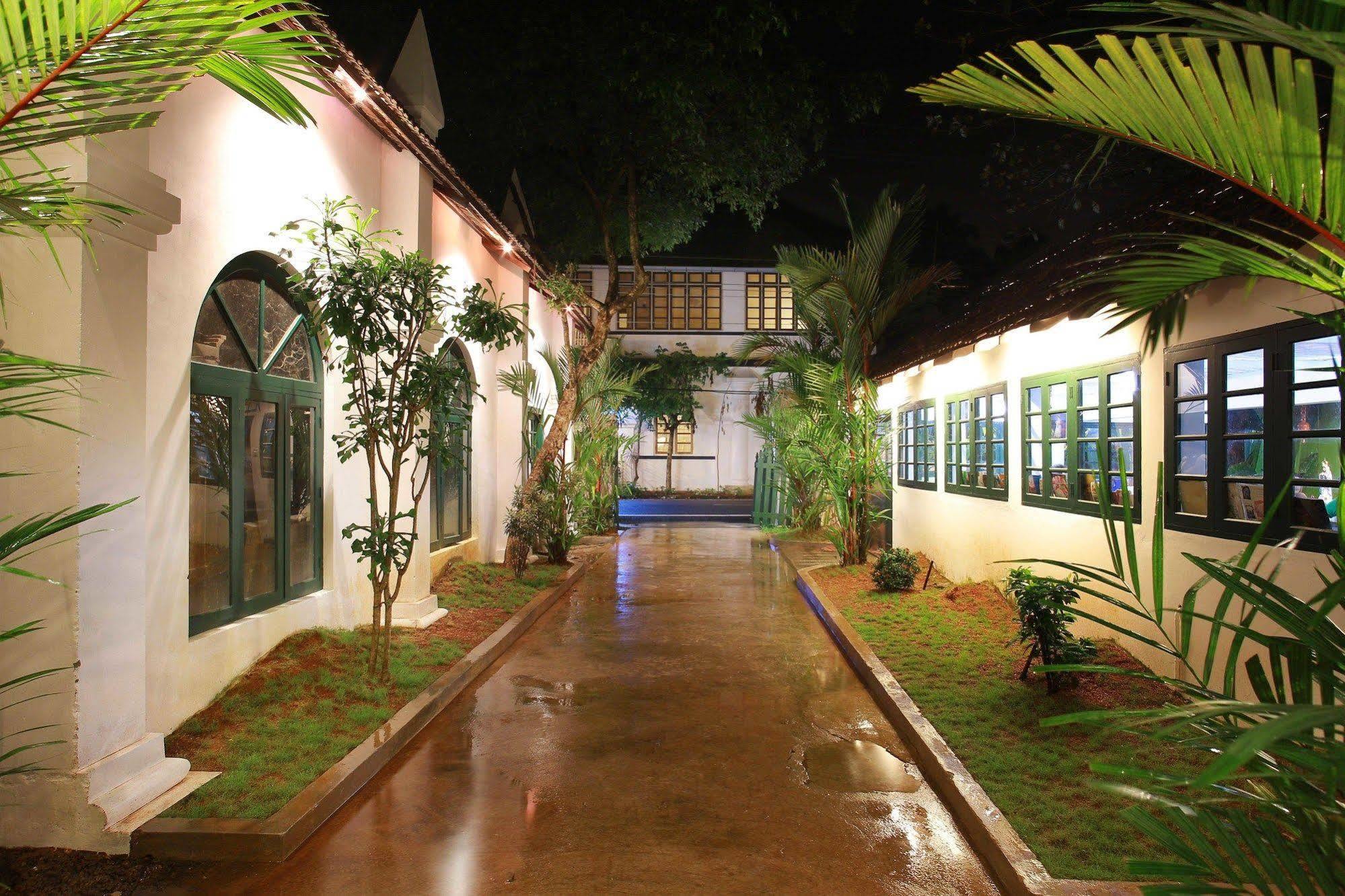 เอลฟินสโตน เรสิเดนซี Bed & Breakfast Kochi ภายนอก รูปภาพ