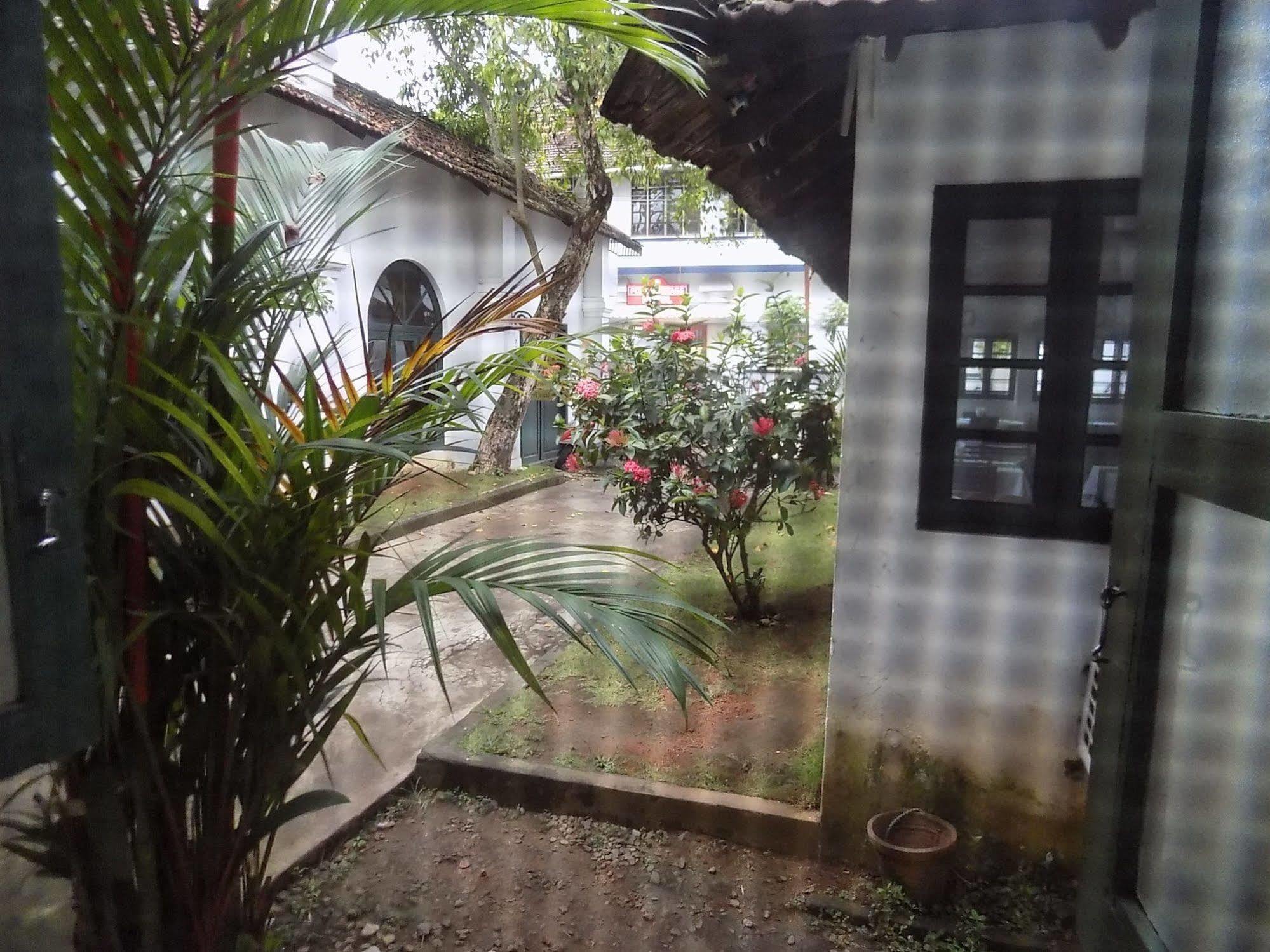 เอลฟินสโตน เรสิเดนซี Bed & Breakfast Kochi ภายนอก รูปภาพ